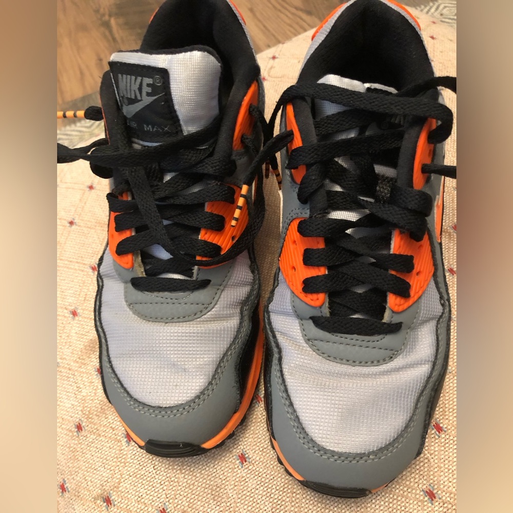 Nike air max in good overall condition. Scuff marks shown.